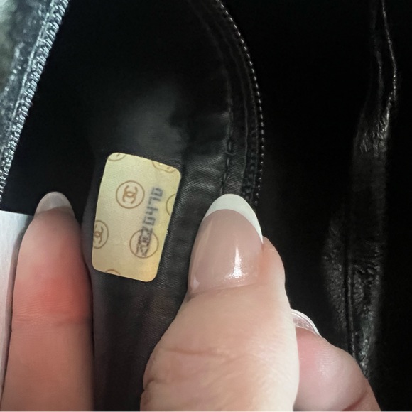 Authentic Chanel CC black lambskin quilted diagonal run lock flap camera bag - Picture 5 of 16